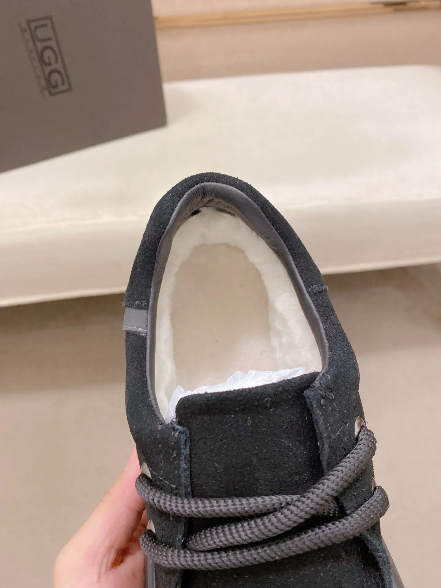 Factory price: 600💰New UGG fur-integrated men's simple and fashionable snow shoes. The most worth buying at the end of this year are warm casual shoes. Whether you are out and about at home, their comfortable and warm performance will be your most suitable fashion companion! The material is cowhide upper and imported wool is used inside. Two layers of cowhide for warmth and comfort! The eva+ rubber patch outsole is cushioned, non-slip and wear-resistant, and has good elasticity. It is light and wear-resistant, comfortable and soft, and the new simple cut is more fashionable. It has both practicality and fashion sense, so you no longer have to worry about how to match it in winter, while still maintaining your fashionable taste. High-quality genuine wool produced in Dongguan. The material depends on the details! Size: 39-40-41-42-43-44-45 sneaker size